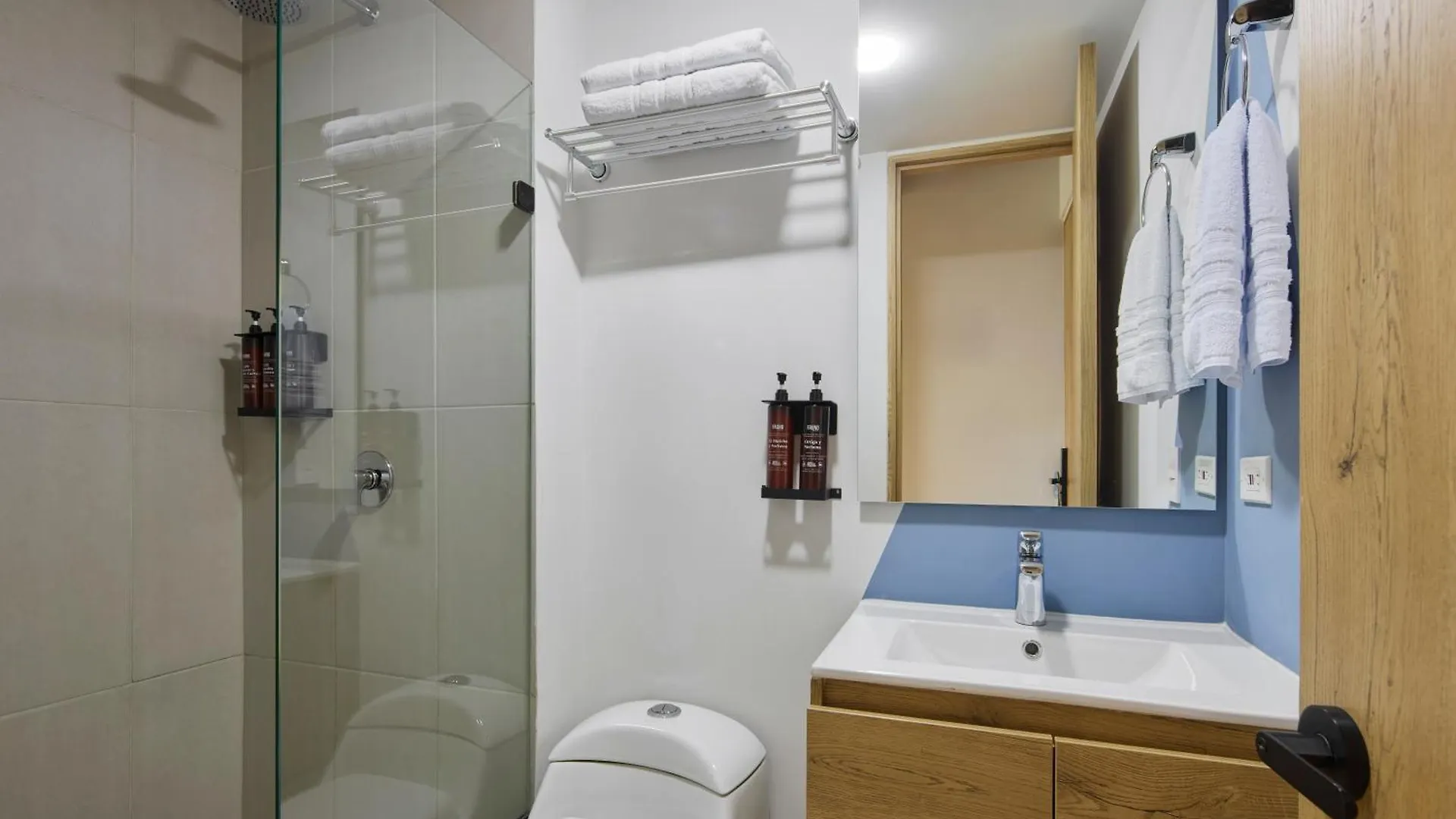 30 Living Suites Medellin