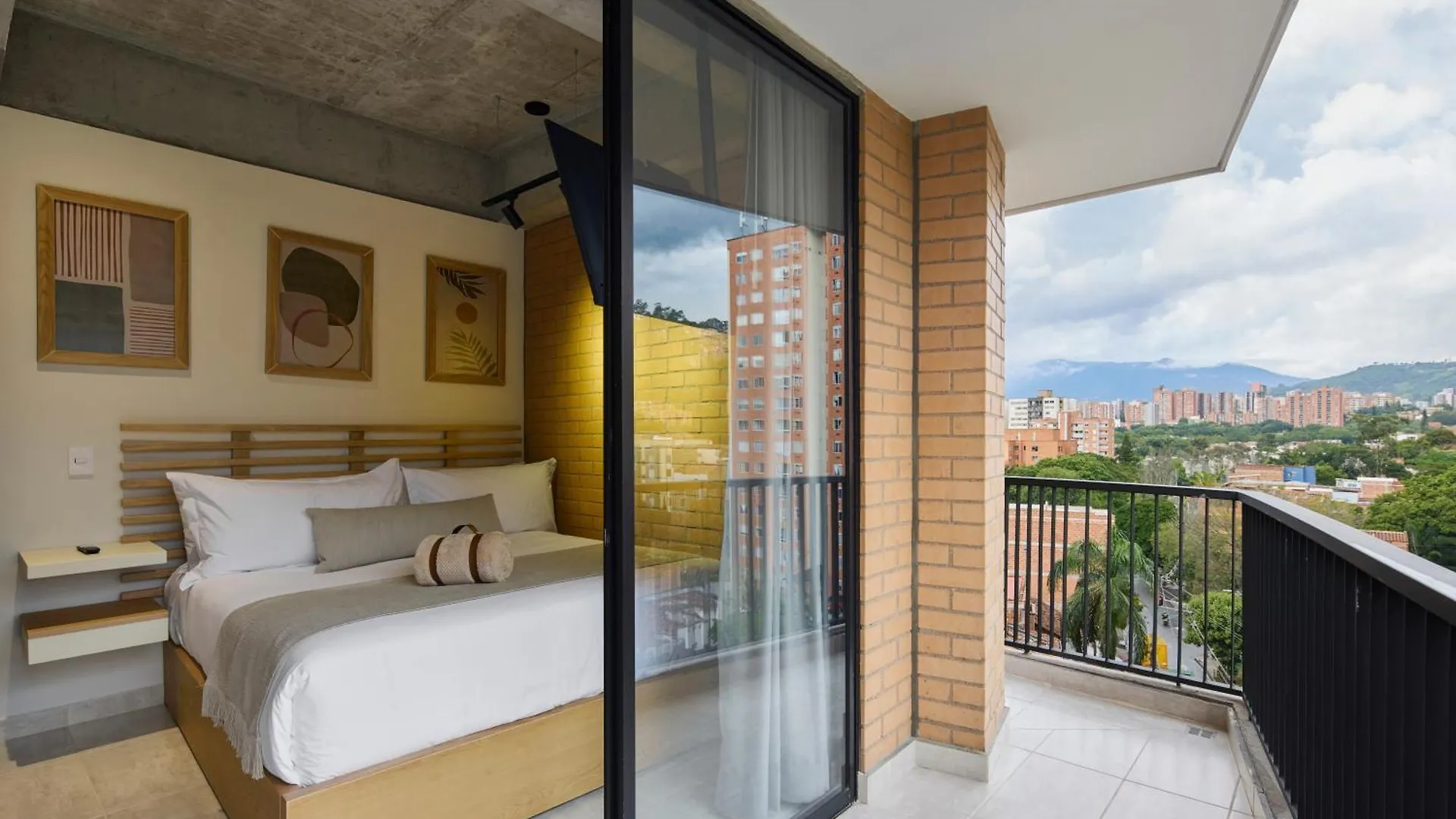 30 Living Suites Medellin 4*,